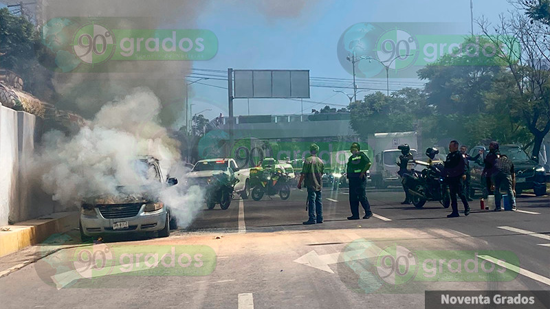 Incendio de camioneta en boulevard Bernardo Quintana en Querétaro 