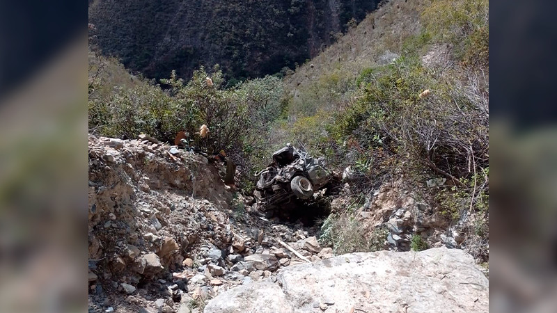 Mueren cinco luego de caer a un barranco en Maconí en Querétaro 