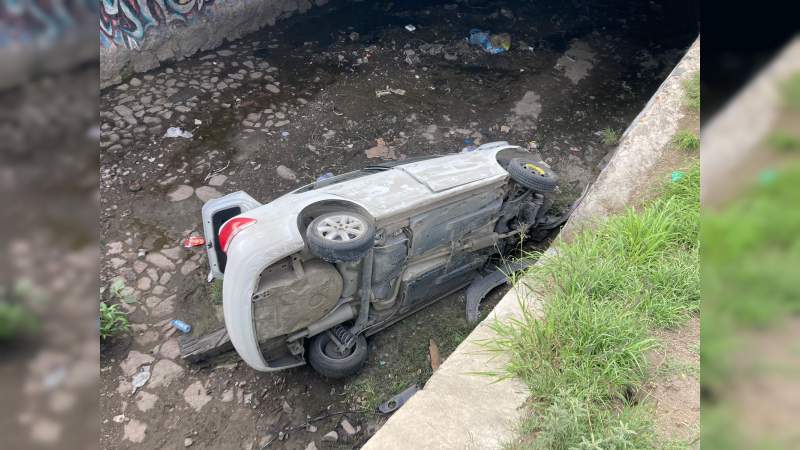 Se reporta volcadura de un automóvil en la autopista 57 México- Querétaro