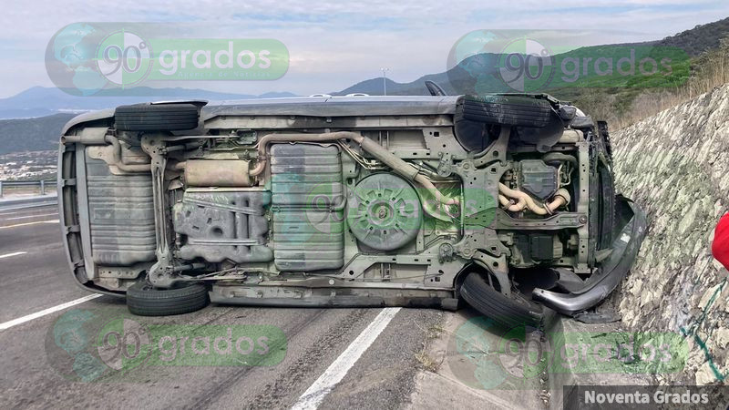 Vuelca camioneta en el Fray Junípero Serra, en Querétaro