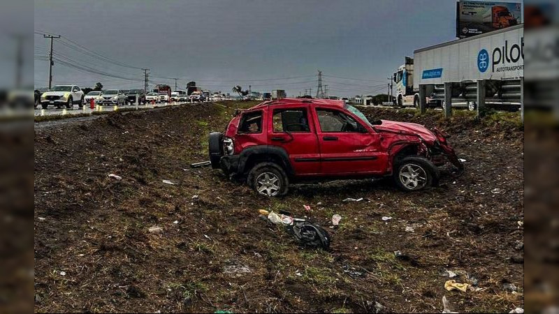 Vuelca camioneta en la autopista 57; hay una persona herida