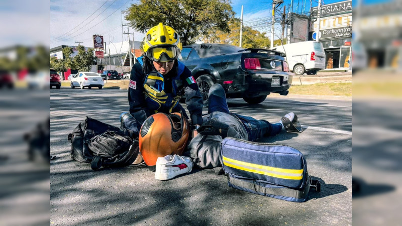 Motociclista queda lesionado al chocar contra un auto en Bernardo Quintana