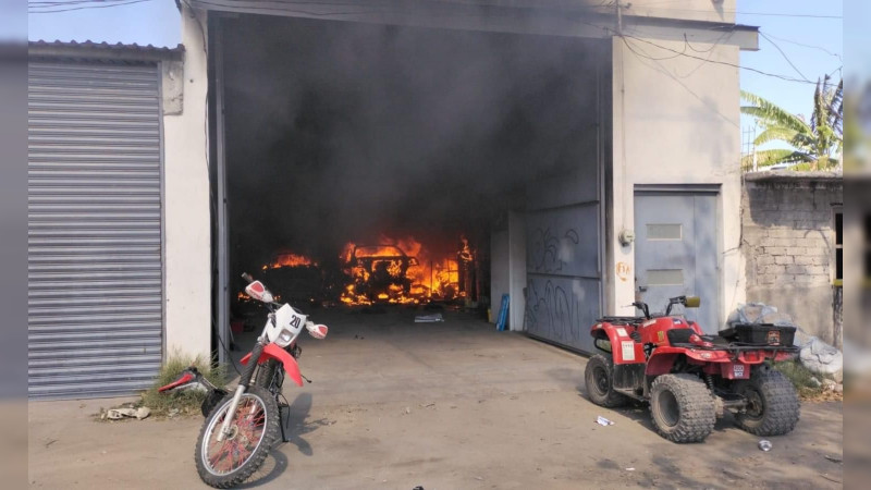 Incendio en taller mecánico de Querétaro deja cinco vehículos dañados