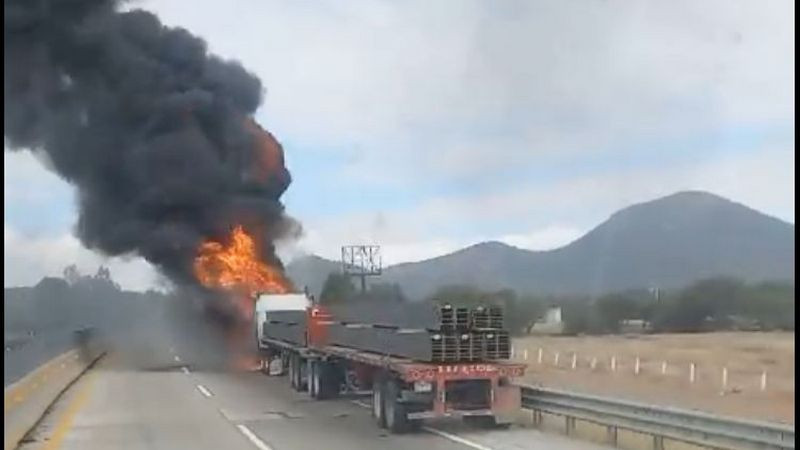 Se incendia trailer en el libramiento Noreste de El Marqués, Querétaro