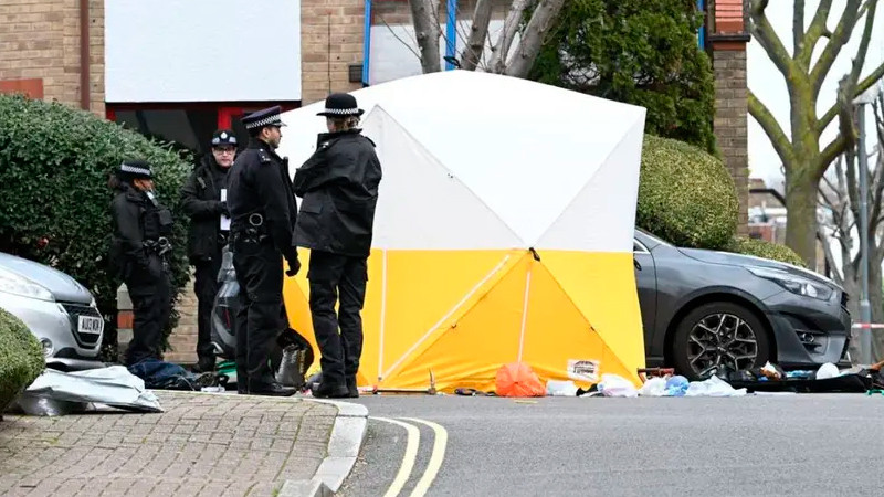 Policía británica neutraliza a sujeto que amagó a vecinos con una ballesta, en Londres