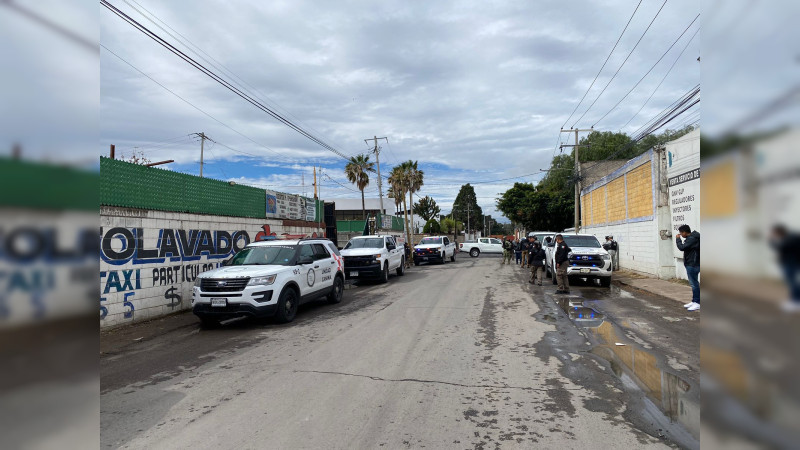 FGR ejecuta diligencia en autolavado en la colonia Carrillo Puerto, Querétaro