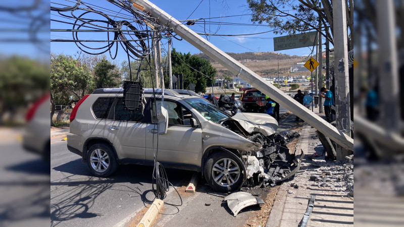 Conductor derriba poste tras estrellarse con él, en el parque industrial Benito Juárez, en Querétaro