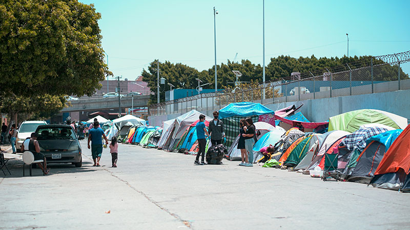 Tribunal Supremo de Estados Unidos prohíbe ley de Texas que criminaliza migrantes 