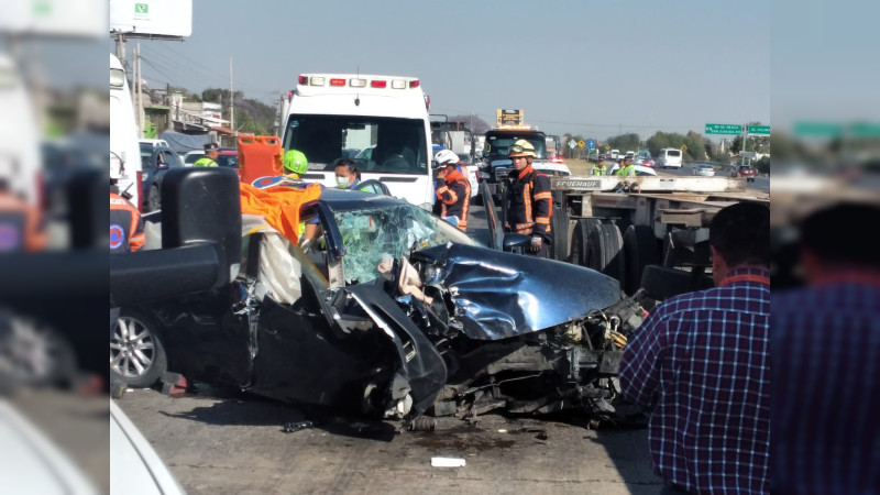 Auto se incrusta en una plataforma en la autopista México- Querétaro 