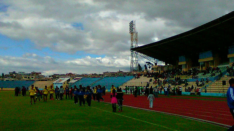  En medio de partido de futbol evacuan estadio en Ecuador por amenaza de bomba