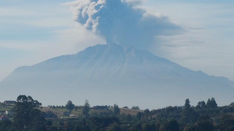 Indonesia: volcán Ruang hace erupción; evacúan a más de 800 personas