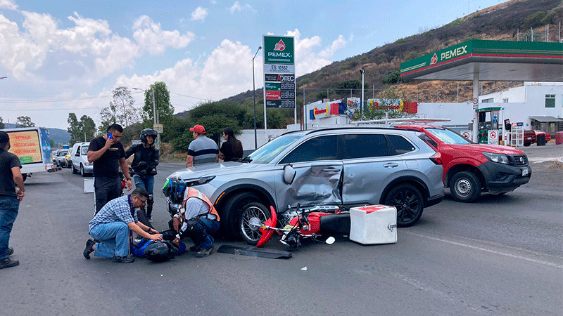 Motociclista se impactó contra una camioneta que dio vuelta prohibida en Querétaro