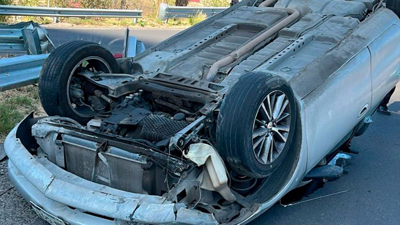 Vuelca automovilista en el anillo vial Fray Junípero Serra, en Querétaro 