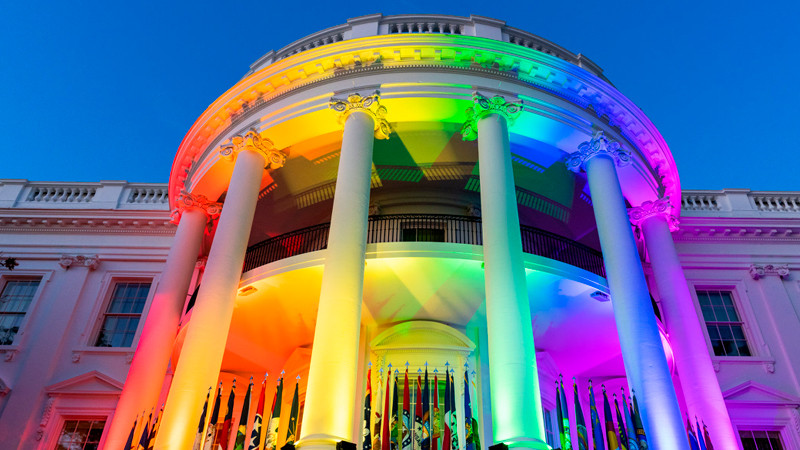 Junto a Elton John, Biden celebra logros de la lucha LGBTI+