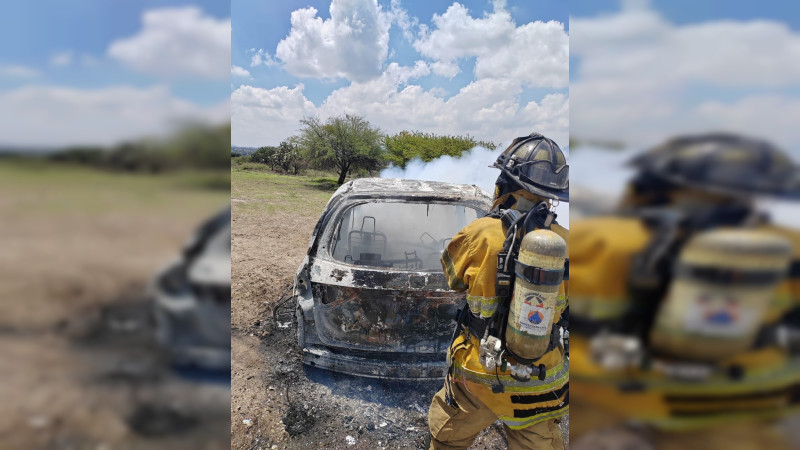 Persona muere calcinada en un vehículo en Charco Blanco en Querétaro