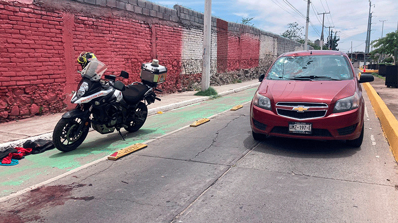 Querétaro: Hombre se lanzó a un auto en avenida Emeterio González 