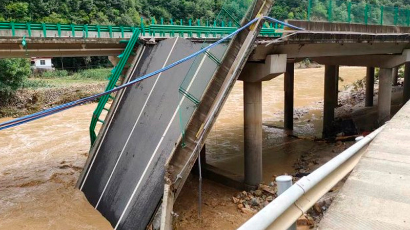 En China, colapsa puente vehicular y 25 automóviles caen a río