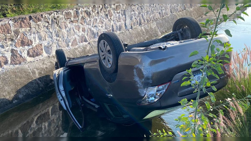 Auto cae a un canal, lueo de que su conductor dormitara en camino a San Pedro Mártir