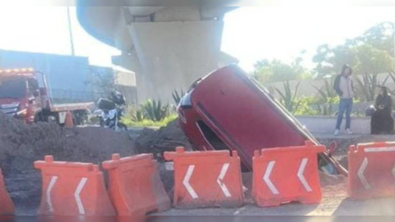 Auto cae en obra en prolongación Bernardo Quintana, en Querétaro