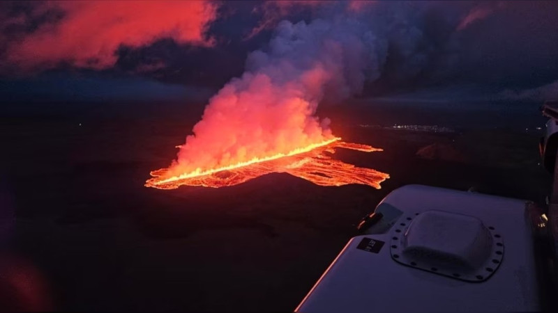 Evacuan Grindavik tras erupción volcánica en Islandia