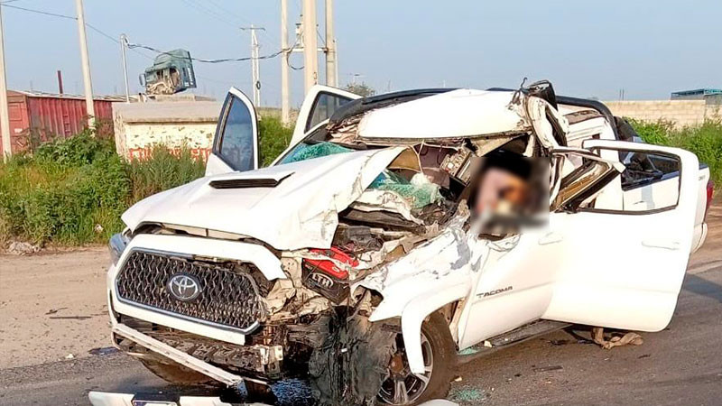 Atrapado en accidente vehicular en la carretera a Chichimequillas, Querétaro