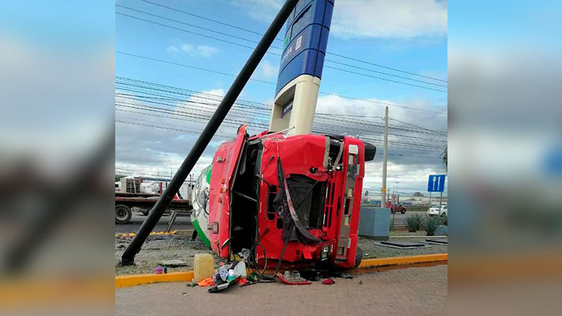 Pierde el control pipa transportadora de agua, y vuelca en la 57 