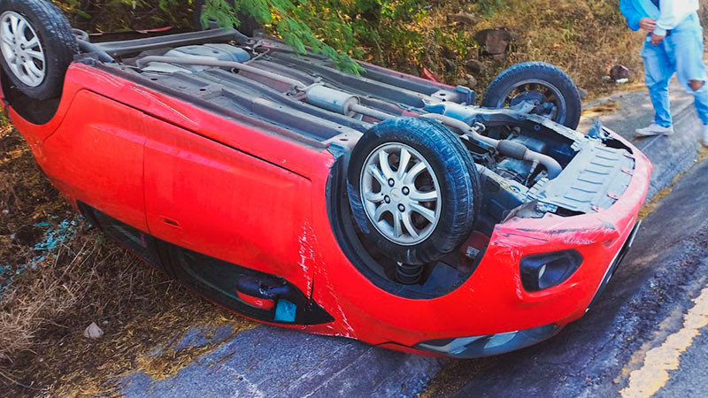 Vuelca auto en periférico Fray Junípero Serra, en Querétaro capital 