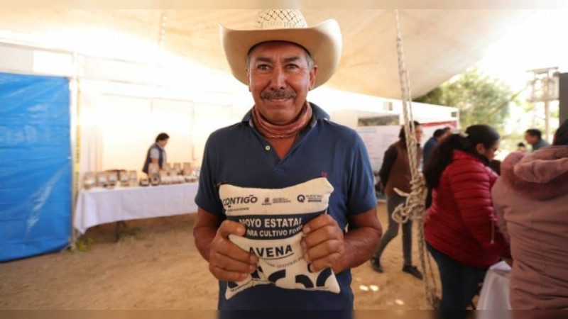 Entrega SEDEA semilla para cultivos forrajeros en Colón, Querétaro