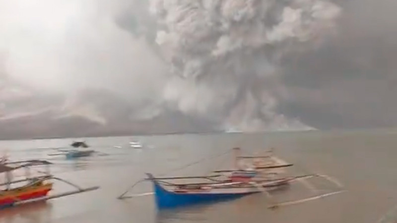 Erupción de volcán deja al menos 9 muertos, en Indonesia