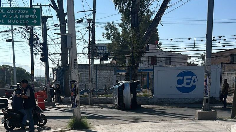 Vuelca camioneta sobre Avenida de Las Torres en Querétaro