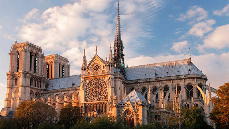 Después de 5 años de restauración, hoy reabrió sus puertas Notre Dame 