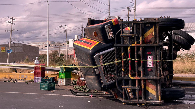 Chofer oriundo de Michoacán pierde la vida en volcadura ocurrida al surponiente de la ciudad de Querétaro 